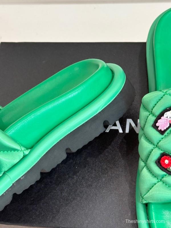 2025 Women Chanel Green Quilted Leather Slippers Embroidered LY00360