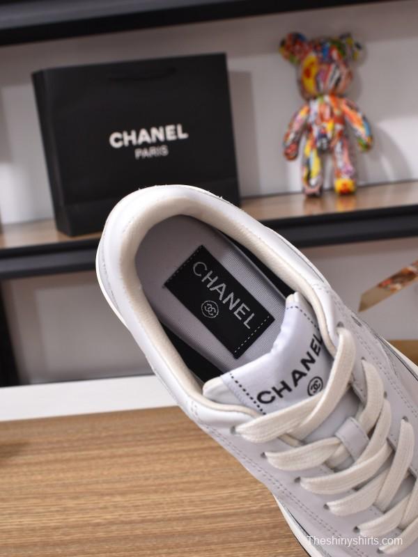 Chanel Loafers Classic Style with Gradient Logo and Platform Sole - KFY00350